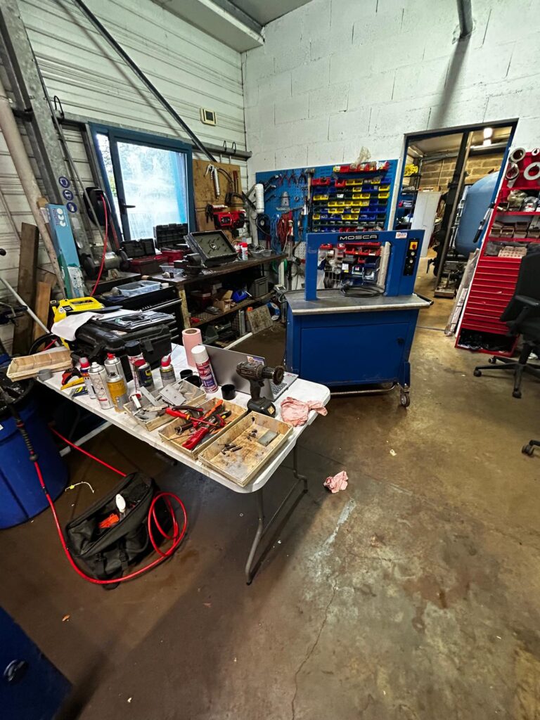 Atelier de maintenance cercleuse Mosca — table d'outils JC2E Normandie