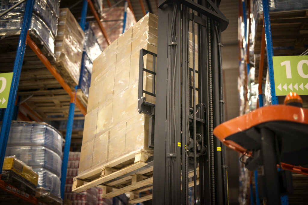 Banderoleuse industrielle pour emballage automatique de palettes en entrepôt
